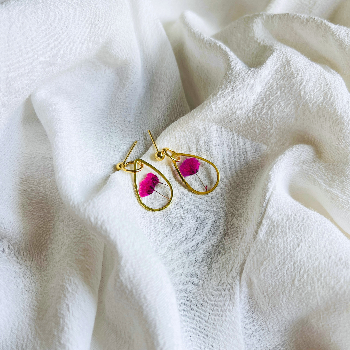 These Pink Petal Drop Earrings are handcrafted using real dried flowers, delicately preserved in resin for lasting beauty.