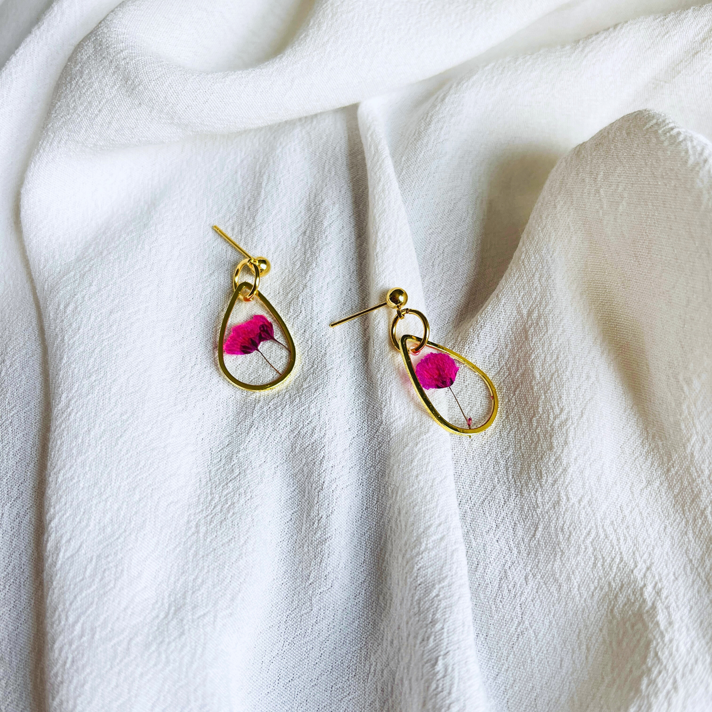 These Pink Petal Drop Earrings are handcrafted using real dried flowers, delicately preserved in resin for lasting beauty.