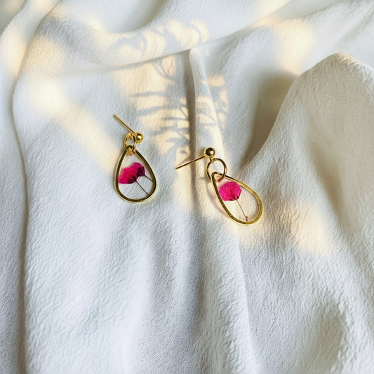 These Pink Petal Drop Earrings are handcrafted using real dried flowers, delicately preserved in resin for lasting beauty.