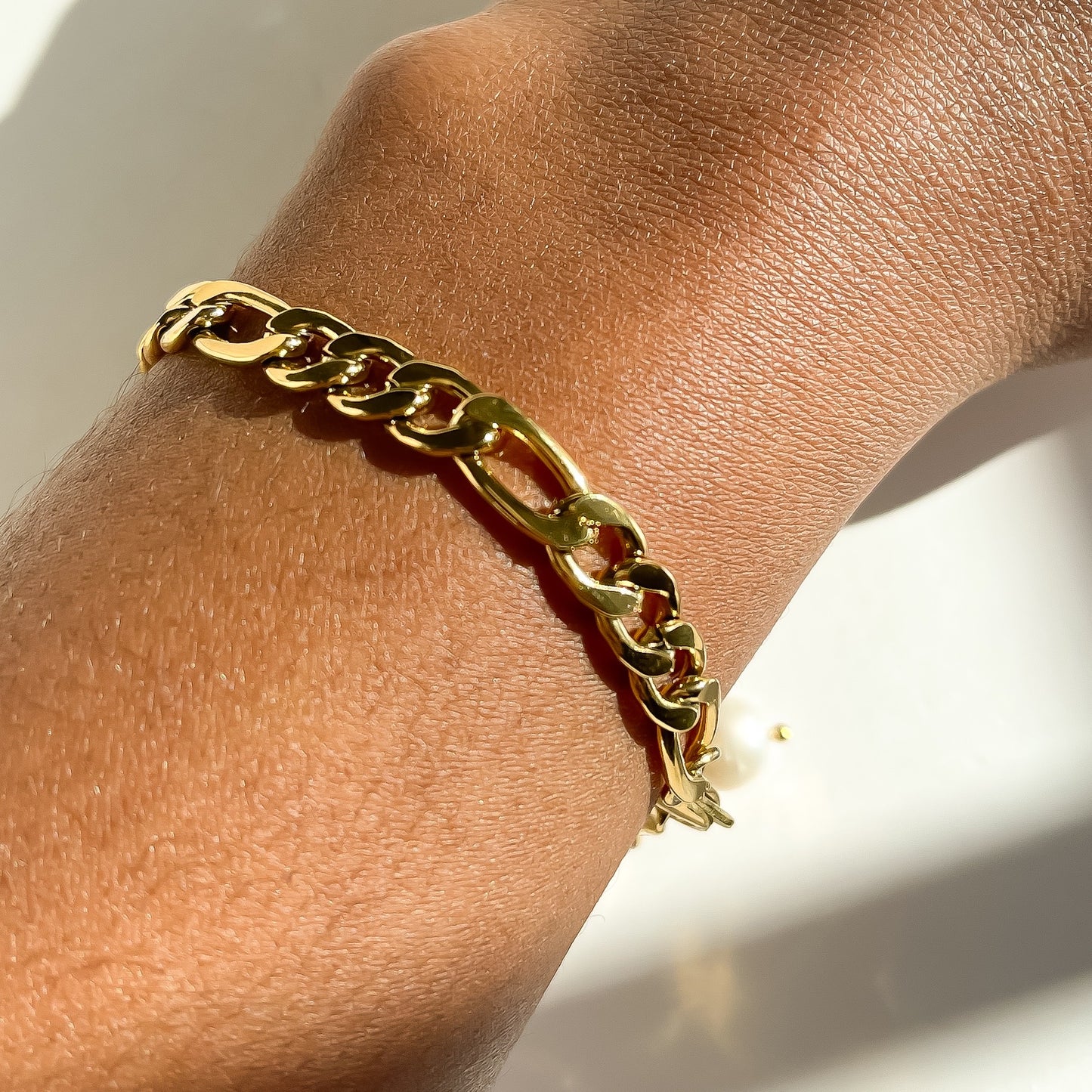 Exquisite 18k Gold Bracelet adorned with a single lustrous freshwater pearl, offering a blend of sophistication and elegance. Designed with hypoallergenic materials for skin comfort and featuring an adjustable fit, this bracelet is ideal for minimalist or layered styling, enhancing any outfit for everyday wear.