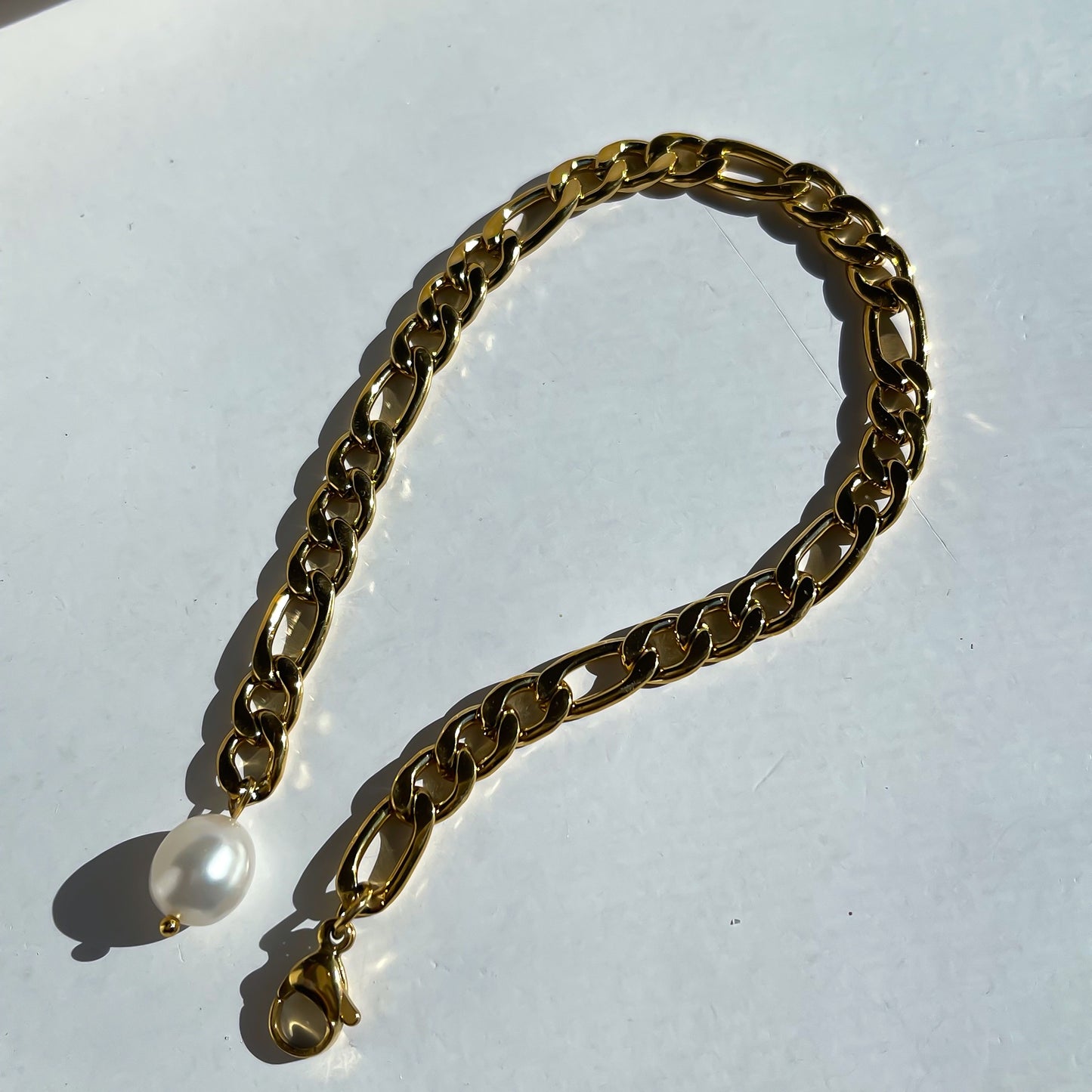 Exquisite 18k Gold Bracelet adorned with a single lustrous freshwater pearl, offering a blend of sophistication and elegance. Designed with hypoallergenic materials for skin comfort and featuring an adjustable fit, this bracelet is ideal for minimalist or layered styling, enhancing any outfit for everyday wear.