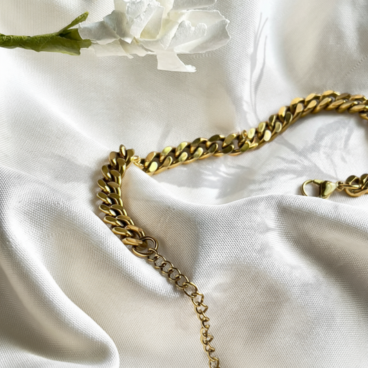 Julia Cuban Bracelet - a luxurious 18k gold-plated accessory featuring a sleek 6mm width. Designed with hypoallergenic and waterproof materials for lasting comfort, it offers an adjustable fit suitable for any wrist size. Perfect for adding a touch of elegance to both casual and formal outfits.