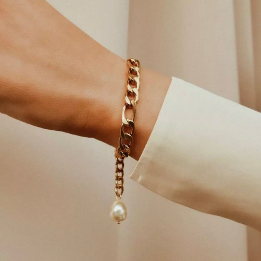 Gold chain bracelet with fresh water pearl