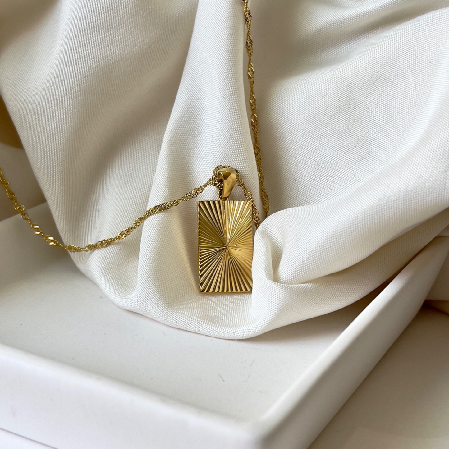 Timeless 18k gold Minimalistic Necklace