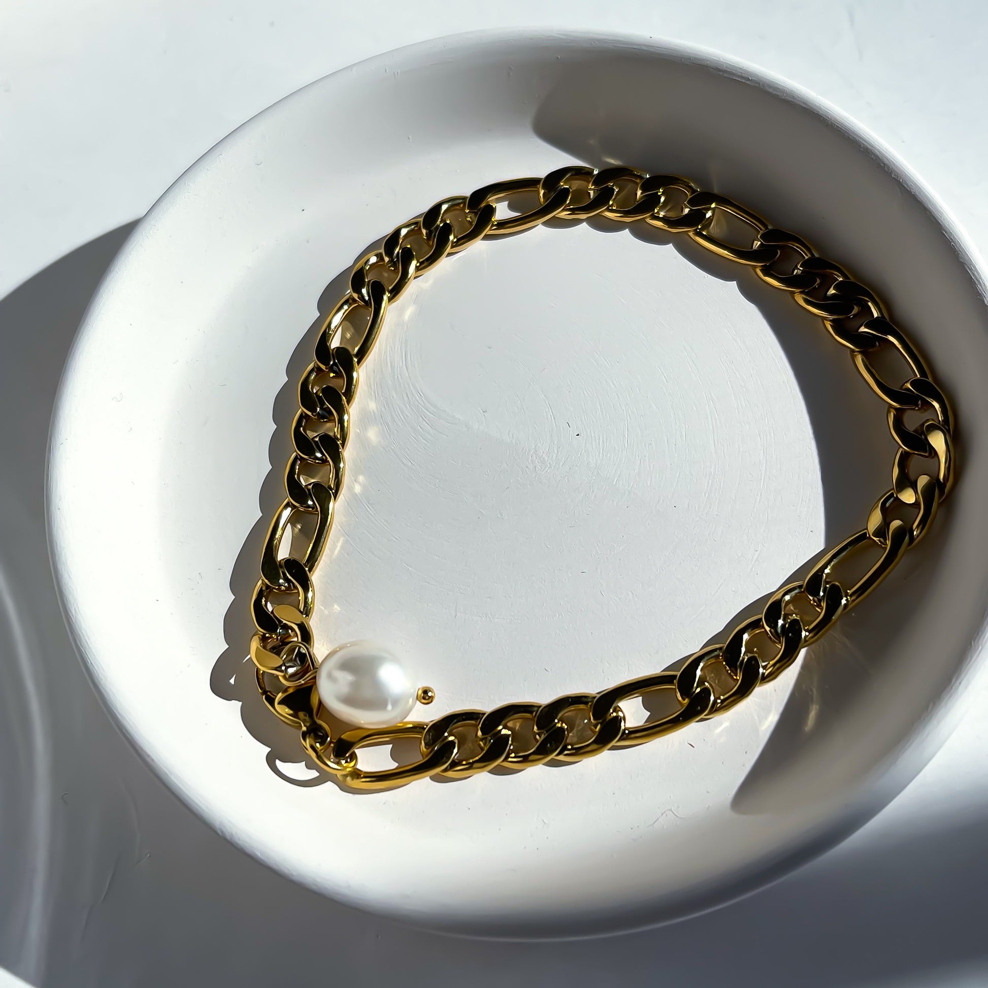 Gold chain bracelet with fresh water pearl