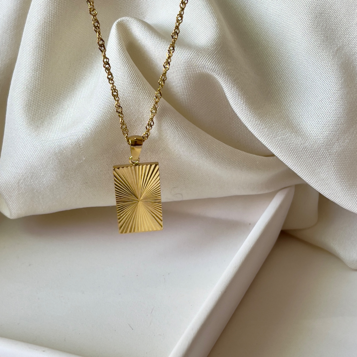 Timeless 18k gold Minimalistic Necklace